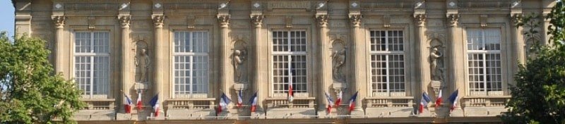Statues sur la façade de la mairie d'Ivry