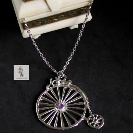 Collier / pendentif Steampunk : Grand-bi argenté moyeux violets