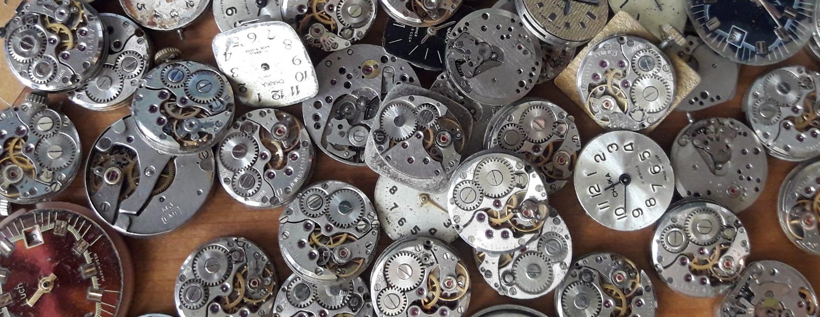 mécanismes de montre-bracelet pour femme qui deviendront des boucles d'oreille par exemple