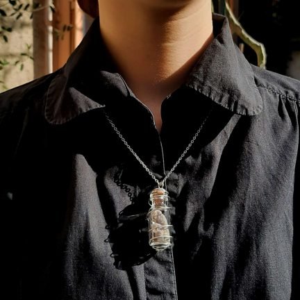 pendentif toile d'araignée chaine argentée