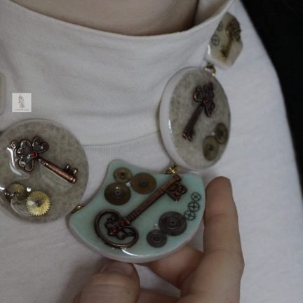 collier clés et émaux la manufacture de lady s bijoux steampunk