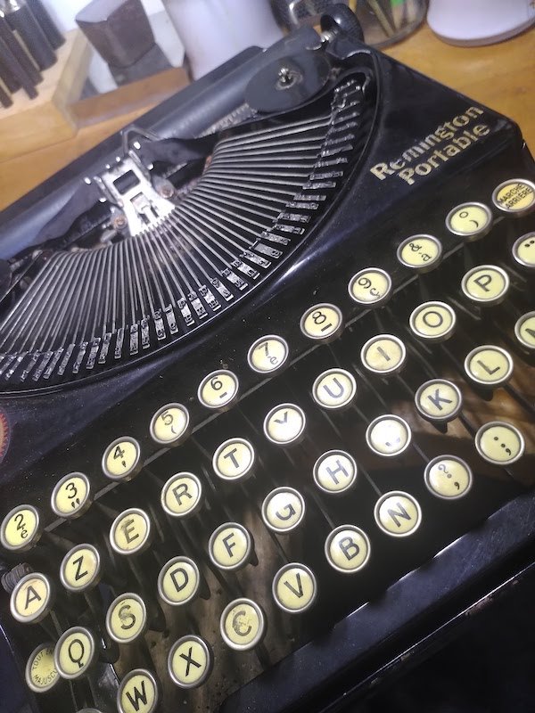 futur bijou touche de machine à écrire bijou steampunk collection touche de caractère la manufacture de Lady S.