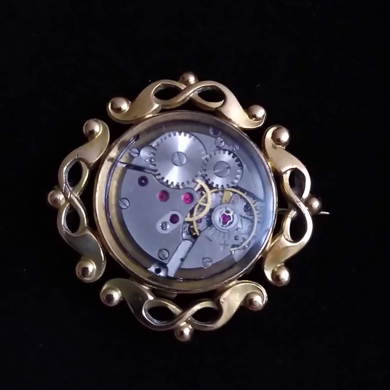 broche ancienne personnalisée avec un mécanisme comme cabochon - bijou steampunk - la Manufacture de Lady S.